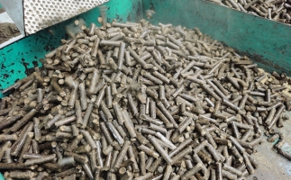 木屑顆粒機生物質燃料顆粒在燃燒時遇到冒黑煙的情況該怎么辦？